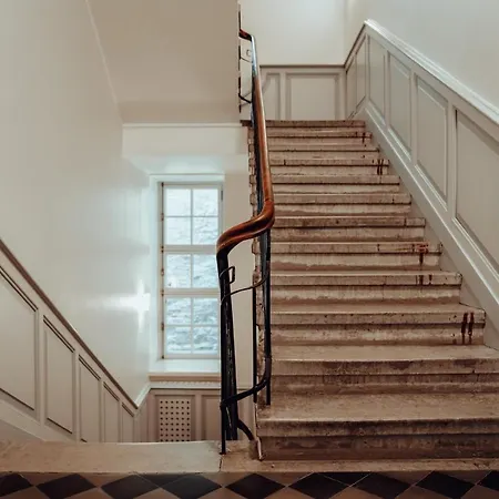 Design In The Heart Of Old Town Apartment